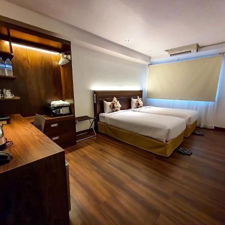 Clover Suites Royal Lake Yangon Extérieur photo